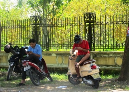 Các bậc phụ huynh vất vả ngồi tránh nắng đợi con em thi