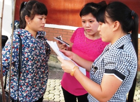 Sau 180 phút làm bài, thí sinh kết thúc môn thi thứ 2 phấn khởi vui tươi vì làm được bài.