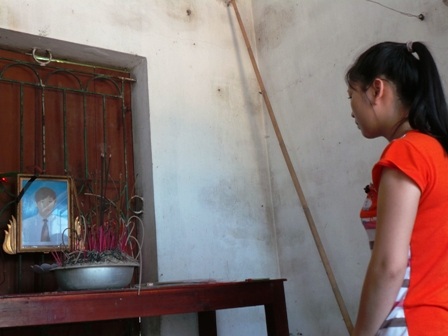 Thắm tự nhủ mình phải thay anh trai chăm sóc gia đình