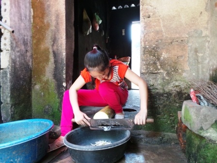 Hàng ngày, Thắm làm mọi công việc trong gia đình giúp bố