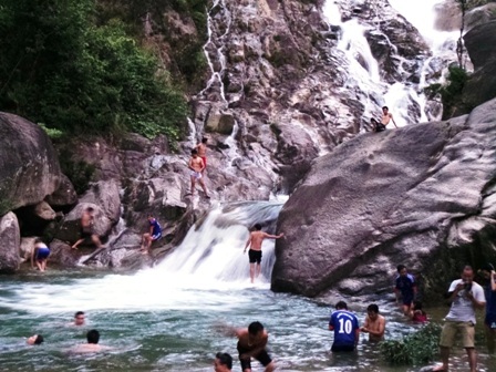 Du khách có thể đắm mình giữa dòng nước trong xanh, mát rượi