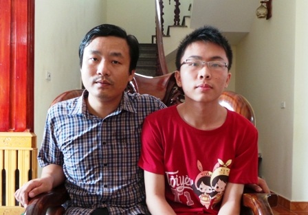 Tùng và thầy giáo chủ nhiệm Lê Mạnh Hùng