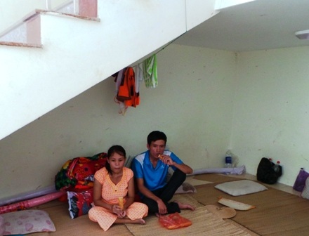 Hai vợ chồng anh Phúc trọ dưới gầm cầu thang bệnh viện