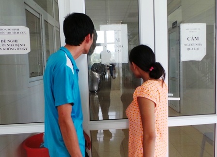 Vợ chồng anh Phúc chỉ biết nhìn con từ xa