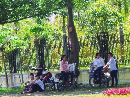 Thí sinh vật vạ đợi môn thi Lý quanh điểm thi.