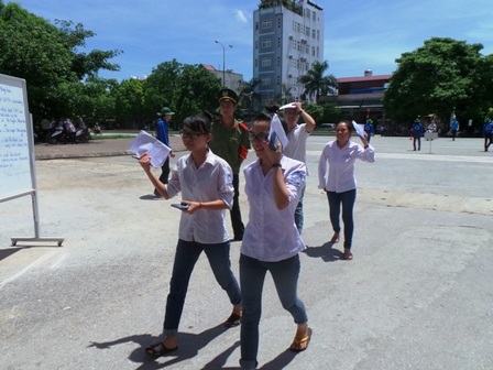 Thí sinh đội nắng đến địa điểm thi.