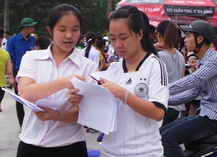 Các thí sinh cùng nhau xem lại đề thi (Thái Bá)