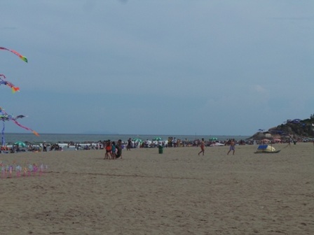 Du khách tắm biển tại bãi biển Sầm Sơn