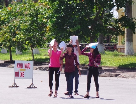 Thí sinh ra sớm tại điểm thi Cơ sở 1, trường ĐH Hồng Đức.