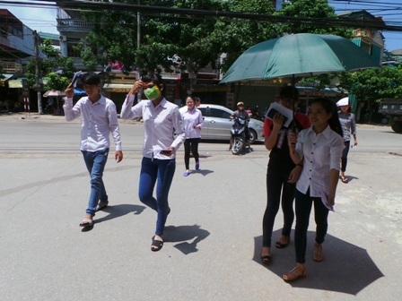 Thí sinh đến điểm thi giữa thời tiết nắng nóng.