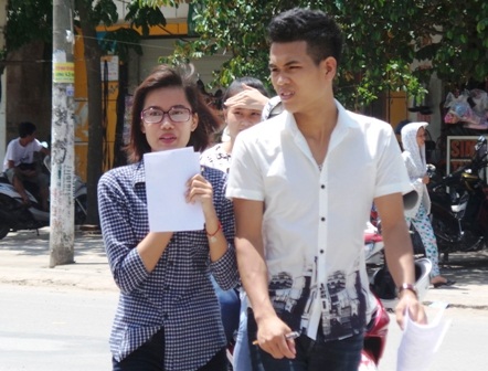 Trời nắng nên nhiều thí sinh tỏ ra mệt mỏi.