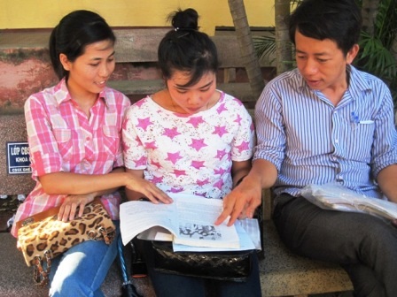 Sau 180 phút làm bài, thí sinh kết thúc môn thi thứ 2 phấn khởi vui tươi vì làm được bài.