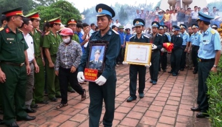 Tiễn đưa anh về với đất mẹ