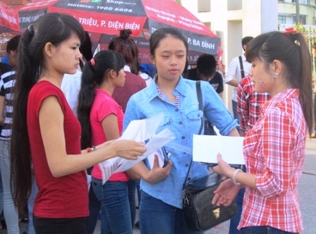 Thí sinh tại ĐH Hồng Đức (Thanh Hóa) trước buổi thi đầu tiên.