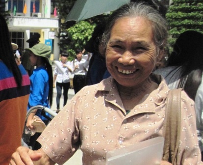 Nụ cười rạng rỡ của bà khi nhìn thấy cháu thi ra.