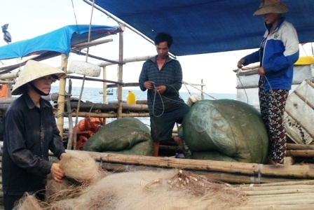 Trên những chiếc bè đánh cá luôn có dáng dấp của những người phụ nữ