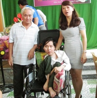 Vũ Đức Nguyên trong buổi lễ ra mắt tập thơ thứ 2 “Chuyện tình chàng thi sĩ” tại nhà riêng