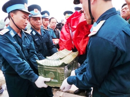 Đồng đội đưa hài cốt liệt sỹ Minh về với quê hương
