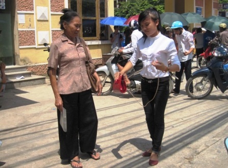 Hai bà cháu hỏi han nhau sau khi kết thúc buổi thi.