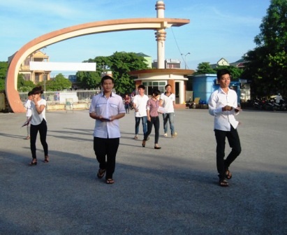 Nhiều thí sinh đã đến Hội đồng thi sớm để tránh nắng nóng. (Thái Bá)