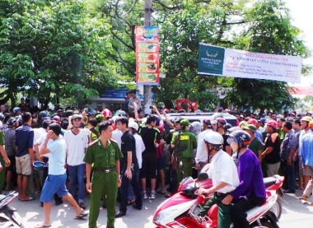 Người dân vây quanh chiếc xe biển xanh