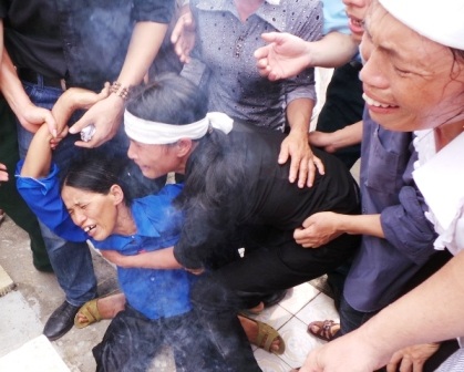 Những giọt nước mắt khóc thương của người thân, gia đình, bạn bè đón anh về