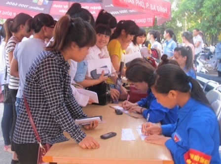 Thí sinh gửi đồ và kiểm tra lại thủ tục trước khi vào phòng thi. (Ảnh: Duy Tuyên)