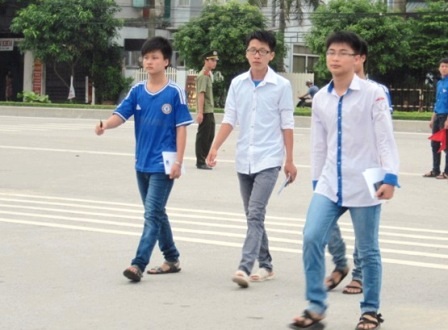 Thí sinh ĐH Hồng Đức đến điểm thi sớm. (Ảnh: Thái Bá)