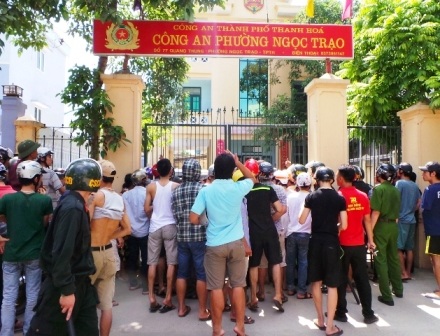 Người dân tập trung trước trụ sở Công an phường Ngọc Trạo để xem vụ việc