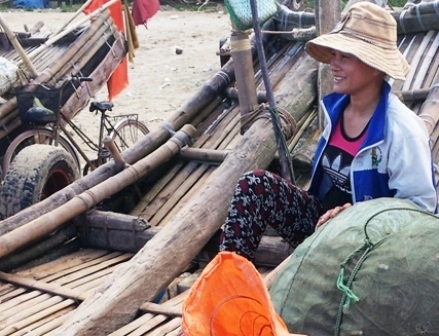 Một ngày hơn 10 tiếng lao động vất vả nhưng chị Mai vẫn nở nụ cười tươi trên môi