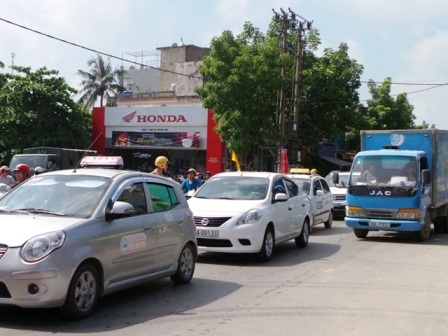 Giao thông bị ách tắc đoạn qua hiện trường vụ việc