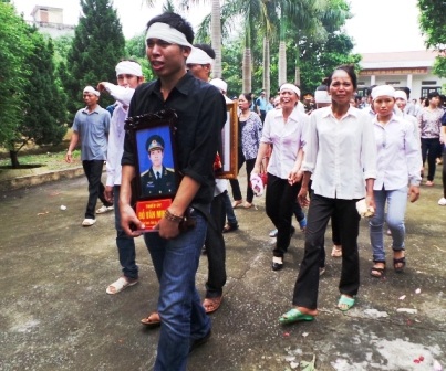 Gia đình đưa di ảnh, huân huy chương của anh về nhà 