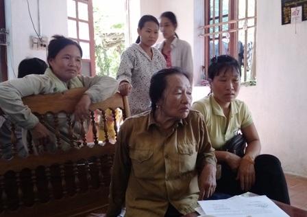 Xã “vượt mặt” bán đất, gần 50 hộ dân bị “bỏ rơi” - 3 Người dân bức xúc vì bao nhiêu năm đề nghị vẫn chưa được cấp sổ đỏ