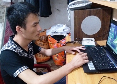 Gặp thủ khoa xứ Thanh 29 điểm - 3 Lên mạng thi trực tuyến và trao đổi với bạn bè cũng là một bí quyết học hỏi của Hinh.