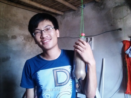 Nước mắt hạnh phúc của người mẹ thủ khoa Học viện Quân y - 3 Tuấn thư giãn bằng cách xem ti vi và đấm bốc vào chai nhựa.