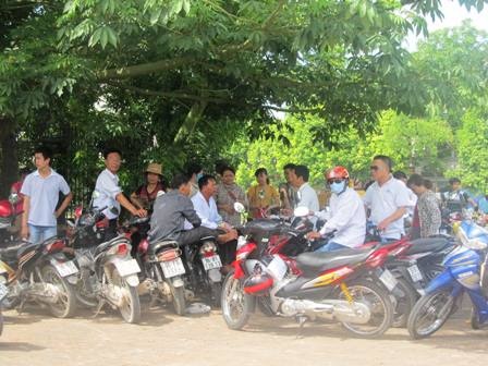 Phụ huynh đợi con dưới thời tiết nắng nóng.