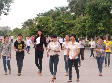 Nhiều thí sinh với tâm trạng thoải mái sau khi kết thúc ngày tɨi đầu tiên. (Ảnh: Duy Tuyên)