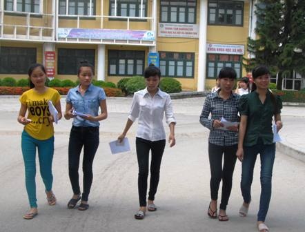 Thí sinh kết thúc buổi thi môn Văn.