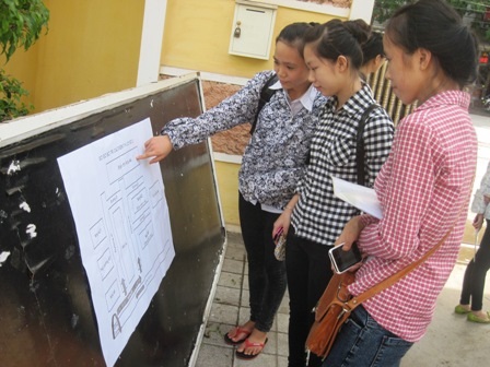 Các thí sinh xem số báo danh. (Ảnh: Thái Bá)