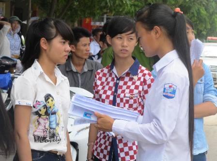 Thảo luận sau buổi thi cuối (Ảnh: Thái Bá)