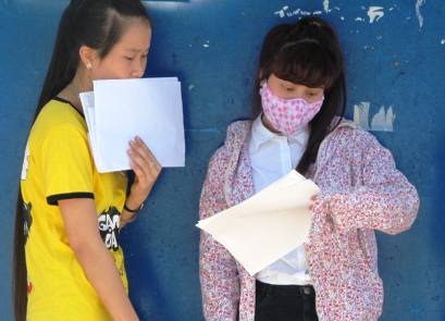 Thí sinh xem lại đề thi sau môn thi cuối