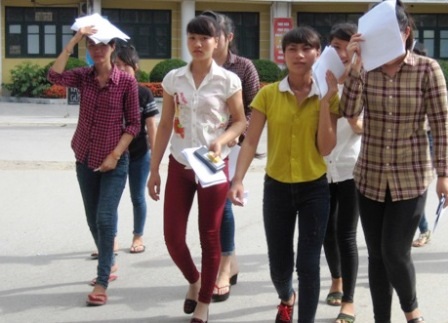 Thí sinh kết thúc môn thi Vật lý. (Ảnh: Thái Bˡ)