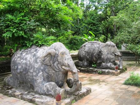 Voi chầu ở khu Vĩnh Lăng