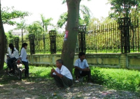 Các bậc phụ huynh cũng vật vã tìm chỗ tránh nắng cho mình. (Ảnh: Duy Tuyên)