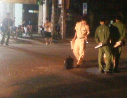 Hiện trường vụ tai nạn đang được lực lượng chức năng khám nghiệm