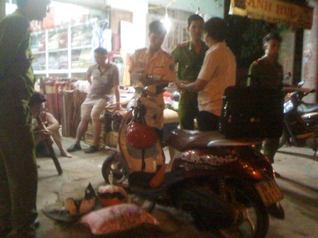 Lực lượng chức năng khám chiếc xe máy của chị Hạnh để tìm nguyên nhân của vụ tai nạn