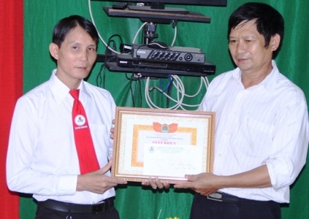 Lãnh đạo hãng taxi khen thưởng tài xế Đoàn Văn Minh.