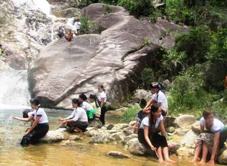 Chiêm ngưỡng vẻ đẹp nguyên sơ của thác Chó ngáp - 6 Những thiếu nữ dân tộc Thái đi chơi thác