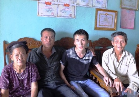 Ông bà nội Hinh cũng rất hạnh phúc khi biết tin cháu mình đậu thủ khoa.