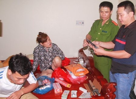 Cơ quan công an kiểm tra tang vật vụ án